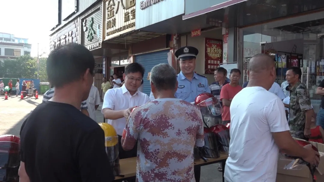 县委常委,县委政法委书记邬双飞,副县长,公安局长李新建出席桃川镇分