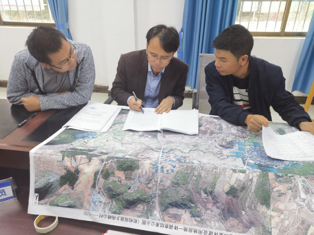 10月7日下午,副县长唐亚辉在松柏瑶族乡南峰山村调研