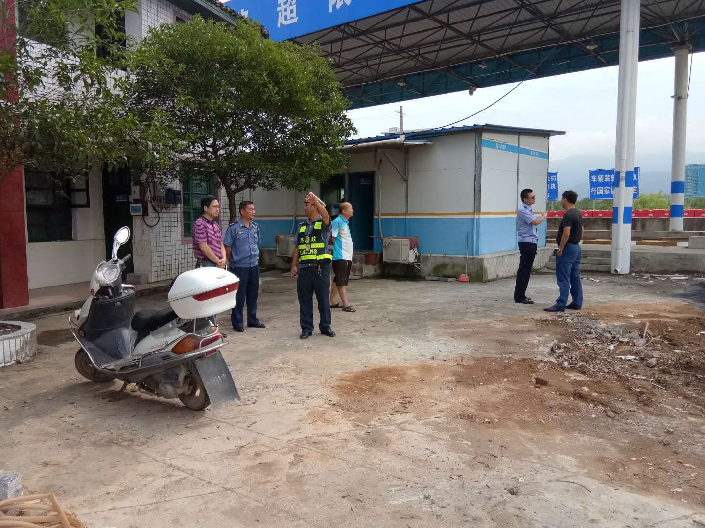 (江永县政府办副主任兼治超办主任荣永安率交警,运管,公路治超部门