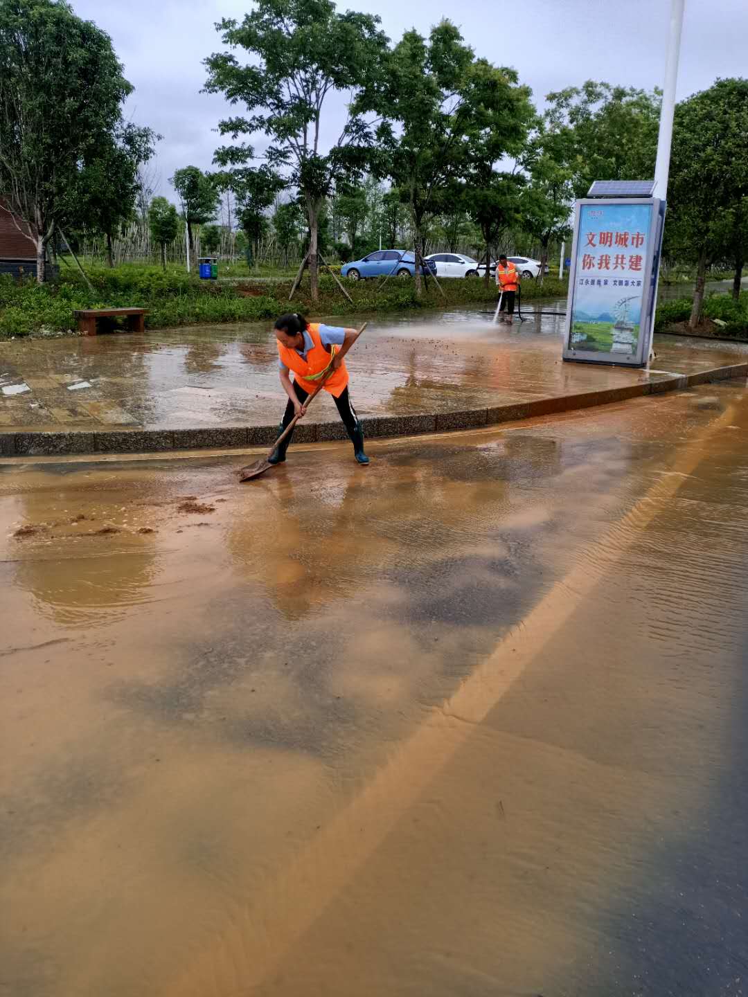 县城管执法局启动排水防涝应急预案全力做好城市防汛工作