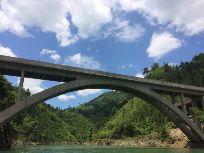 芭蕉园电站为当地农户修建的交通桥.